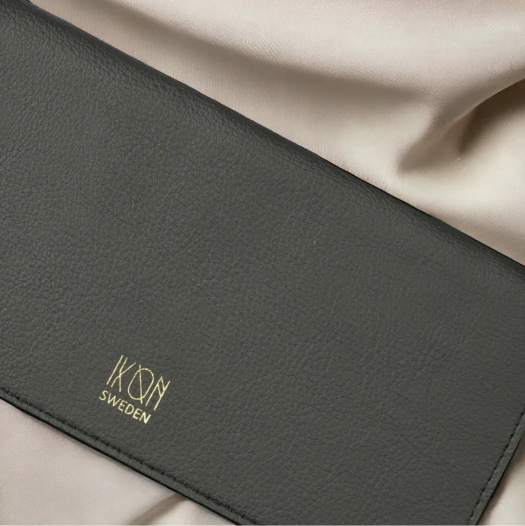 Logo doré IKON SWEDEN sur portefeuille ultra-plat en cuir de cactus végétal, idée cadeau femme élégante et engagée – Koolkado